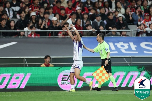 선두 FC서울, '후반 36분 김강 퇴장당한' FC안양과 0-0 무승부